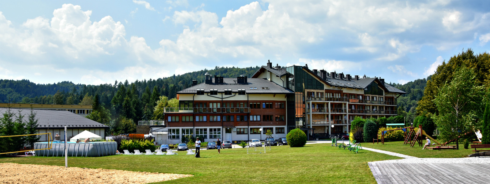 Hotel Activa - zdjęcie hotelu i placu za hotelem