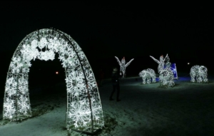 Zimowy Park Świetlnych Postaci Bajkowych