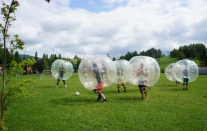 Mecz piłki nożnej w Bumper Ball