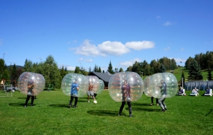 Mecz piłki nożnej w Bumper Ball